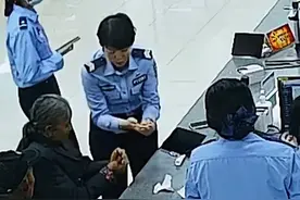 老人补办身份证指纹录不上，工作人员想到一招：时光的磨损抵不过此刻的温暖 #人情味