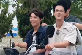 48岁演员郭品超寻亲成功，回山东老家收麦子生啃大葱 近日，知名男星郭品超多次发布在山东农田收麦子的视频，引发大批关注。视频中，48岁的郭品超骑三轮车赶大集，和大家一起吃馒头生啃大葱，完全融入当地生活，网友调侃：“回家最勤的人，自从在山东寻亲成功后就没怎么离开。”他最新晒出在麦田里奔跑的视频写道：“上次这么快乐奔跑着，应该是我小时候。”#郭品超回山东收麦子 （九派新闻、山东卫视、@郭品超Dylan ）视频封面