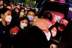 4月24日，辽宁丹东，突发疫情，准备将学生转运，教育局工作人员耐心向家长做解释工作视频封面