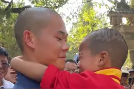 6岁萌娃为游客展示后空翻失误，委屈巴巴躲进师傅怀里大哭#萌娃 #少林寺 #人类幼崽成长记视频封面