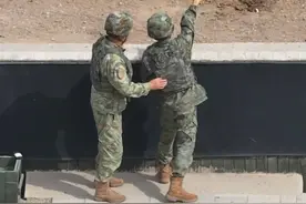 沉浸式体验手榴弹实投！ #青年官兵（何格格、吴森俊、胡超腾、齐岩璋、司宜恒）视频封面