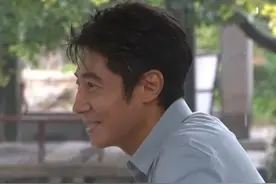 每一帧都像水墨画！9月23日，山东济南，撒贝宁又来济南了！雨中漫步明水古城，体验别样浪漫。@清照泉城·明水古城国际泉水旅游度假区