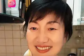 满分！60岁妈妈的高考作文 柔声细语却字字铿锵 一位60岁的妈妈即兴写起了高考作文，字里行间流露出感人至深的家国情怀。她年轻时曾获得过高考作文满分。网友表示：现在依然是满分！#网友60岁的妈妈写高考作文 #2025高考  #满分作文 @抖音短视频 @抖音创作小助手 #抖音热门小助手 #抖音dou热门视频封面