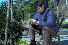 在农村，美食总是带着浓浓的烟火气。凉拌粉条爽滑可口。豌豆荚炒腊肠更是一绝，翠绿的豌豆荚搭配油亮的腊肠，色彩诱人，香气四溢。农村饭菜虽朴实无华，却韵味十足。#农村美食 #我的农村生活 #乡村守护人视频封面