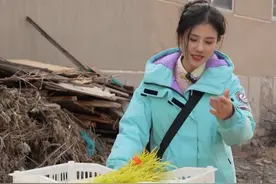 脸皮厚吃个够，脸皮薄吃不着，今天把家里剩的几筐蒜黄拉到集上卖了，新老客户纷纷前来抢购，一直卖到天黑老弟不放心来接我#新农人计划2024 #我的乡村生活视频封面