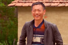 外婆总说“人心换人心”，把舅妈们当作自己的孩子，事事为她们着想。而舅妈们也用同样的真诚回应，外婆的银发里藏着对晚辈的疼爱，舅妈们的关怀中饱含着对长辈的感恩，这双向奔赴的爱，让家成了最温暖的港湾 。#农村生活 #农村美食 #婆媳 #乡村守护人视频封面