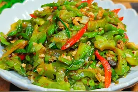 炒苦瓜，切记不要焯水和直接下锅炒，教你一招，清脆爽口超级下饭