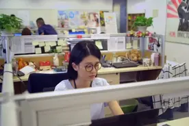 白主管向邱莹莹提出 让她搬去与自己同住 邱莹莹听后欣然同意#好剧分享 #我在抖音追剧 #欢乐颂视频封面