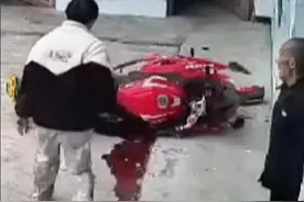 小伙骑摩托车撞上绿化带飞起，落地后刚好滑进居民家里，飞跃30米人没事 全靠头盔保命（来源@恩施交警 ） #湖北  #摩托车#后续   #一盔一带安全常在  #摩托车手飞进居民家后续视频封面