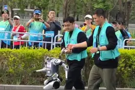 “人机共跑”马拉松现场：机器人头部滚落，被扶起后无头坚强奔跑视频封面