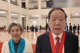 “你吃了国家一辈子的支持，你还不回来给国家挤点儿奶”。四十年前，#李德仁 院士留学期间，夫人在书信中鼓励他回国所写下的字句，生动诠释着科学家伉俪的家国情！#开讲啦