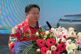 4月17日，重庆荣昌，#卤鹅哥成长安启源Q07产品体验官 ，接过新车激动大喊：要把重庆美食推向全世界，要把长安汽车开向全世界！