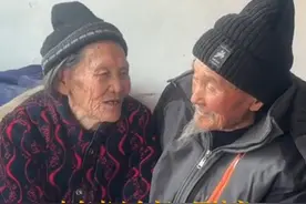 2月1日（采访），山东潍坊，90岁的老人年初二回娘家，与多年未见的哥哥紧握双手不分开。“比给我什么好吃的好穿的都高兴！”@幸福零距离视频封面