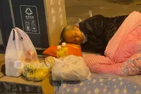 11月14日，河南漯河。#老人为寻子寒夜露宿街头 ，拍摄者：8年前曾碰到这位老人，没想到8年后的今天他还在寻子路上。