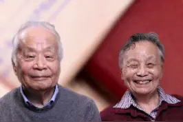 94岁何祚庥院士再谈国籍：李政道丁肇中都是美籍，但都帮中国做了不少事！参与过两弹研究的何祚庥院士夫妇以自己的亲身经历回忆，李政道面子大，写一封信美国几十个大学都买他账，亲手促成了近千名中国学生免费赴美学习深造。拿国籍衡量他爱不爱国实在没道理。#李政道 #名人大咖 #科普 #人物故事 #涨知识  视频封面