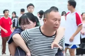 6月7日，柳州市三江侗族自治县高考首日，一名考生因行动不便，她的父亲背其赴二江中学参加高考。据了解，这名考生叫曹雅琳，因自幼行动不便无法独立行走。十二年来，父亲曹光兴用坚实的脊背搭建起女儿求学的桥梁。（来源：广西云-南国早报、风情三江）#2025广西高考#父爱如山#感动视频封面