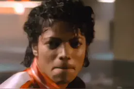 精彩不容错过，迈克尔杰克逊经典歌曲：Beat It避开 #迈克尔杰克逊 #避开 #名场面 #这部mv里人人都是主角 #徐锦江 @DOU+上热门 @DOU+小助手