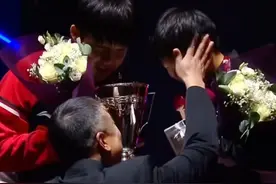 多哈世乒赛混双颁奖仪式上，国际乒联第一主席刘国梁为获得混双冠军的莎头组合颁发奖杯，送上奖杯的同时，刘国梁还面带微笑地拍了拍王楚钦和孙颖莎的小脑袋，这一幕太有爱了！颁完后，二人还忍不住朝刘国梁离开的背影望去。#我们是冠军