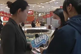 老凤祥买钻戒 承诺6年后增值回收，女子到期兑现 反碰一鼻子灰?（二）#媒体精选计划 #都市接到办 #钻戒视频封面