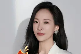 这所黑马初中凭何稳居前三？ #金陵中学 #南京初中 #南京教育 #小升初择校 #金陵河西 
一、此前公布的特长生录取数据，金陵河西学校初中部2025年考上“四大”特长生的包括：
➢ 南师附中14人，位列南京市第三
➢ 金陵中学33人，位列南京市第一
➢ 中华中学16人，位列南京市第二
➢ 南京一中7人，其中丘班前10名中，金陵河西初中部占了4人。
也就是考上“四大”是70人，稳居南京市第一，强势崛起，成绩非常亮眼；此外据家长间的不完全统计，金陵河西目前有130名特长生上岸，总数方面也是遥遥领先。
二、刚刚出炉的建邺区二模成绩：
最高分来自金陵河西，前10、前20、前50中，金陵河西也是绝对“统治级”的领先。
三、此前举行的金中集团校联考：
金陵河西在集团校内遥遥领先。
四、信息学成绩：
之前的几次世界级、国家级信息学竞赛当中，金陵河西的初中生也是小小年纪就拿下了多个全国金牌，提前达到清华、北大保送标准。金陵河西也成为国内信息学圈一大热门的“现象级”话题。
总结：
从以上各方面成绩数据来看，金陵河西初中部目前已经稳居南京市头部初中前三名。
当然，看一所学校，不能仅仅看成绩，还要看他当下的综合实力。
师资——在之前的一次新学期家长会上，公布的金陵河西新入职老师的学历都是“顶牛”，厦门大学博士、清华大学硕士、武汉大学硕士、苏黎世联邦理工大学硕士……学校官网显示：硕士、博士及以上学位获得者近30%。学校设有全省首个博士工作站，有50多个毕业于南京大学的硕士以上的老师在学校任教，被誉为“南大教师天团”。
硬件——没得说，无论是校园环境、教学设施、宿舍、食堂、运动场、高尔夫球馆、击剑馆等等，都是南京学校里的“天花板”级别；校园里还有占地1175平方米的楼顶农场和有着10多种动物的萌宠乐园；学校食堂还被称为“南京中小学里的金陵饭店”，口味让很多毕业生念念不忘。
应该说，学校先进的办学理念、优秀的师资队伍、高端的硬件环境、丰富的课程设置、人文的关怀氛围等等都十分亮眼。
因此，可以预见，选择这所学校，三年后一定会不负期待。
@抖音 @DOU+小助手 @抖音小助手视频封面