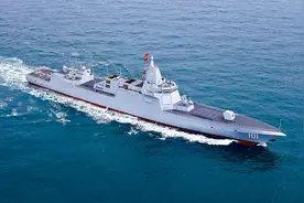 055型驱逐舰有多大？与052D同框才明白，为何美国称为“巡洋舰”视频封面