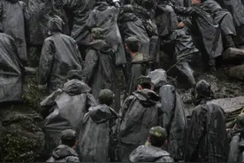 这张图一定曾震撼过你！汶川地震中，身着雨衣的军人站在峭壁上，托举起危难中的生命......这幅《众志成城 托举生命》被中央档案馆永久收藏。5月12日，#汶川地震十七周年 ，回访军事摄影师刘应华，倾听#汶川地震照片背后的故事视频封面