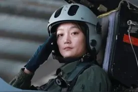 2025年6月起，空军面向高中毕业生招收选拔女飞行学员，高考成绩优异、飞行潜质突出的可获清华、北大等校“双学籍”。视频封面