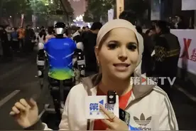 机器人“参赛”2025重庆马拉松，引起外国选手围观：“第一次见！这个技术让人惊叹，中国机器人不可思议！”视频封面