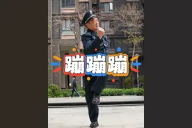 #蹦蹦蹦 #蹦出自己的态度 #这届广场舞太让人上头 保安大爷下班挑战《蹦蹦蹦》，这音乐太上头了！