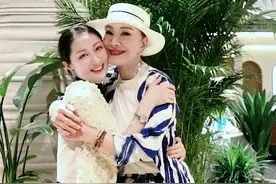 人生如戏，戏如人生。11年前的我们在#回家的诱惑 ，11年后的我们再次重逢～好久不见，我的女儿@涂黎曼candy ！#好久不见  