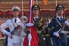 1949年9月27日，中国人民政治协商会议第一届全体会议最终通过决议：决定以《义勇军进行曲》为中华人民共和国代国歌。