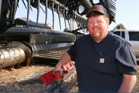 【巴西取代美国成中国最大的大豆供应国，美大豆协会主席恳求特朗普结束贸易战 】据彭博社报道，中国进口商在上周前半段从巴西采购了至少40艘货轮240万吨大豆。知情人士称，这批大豆大都将在5月至7月出货，采购量是中国月均输入量的三分之一。美媒形容，中国此次采购数量大且速度快。中国近年来持续推动农产品进口多元化，巴西已取代美国成为中国最大的大豆供应国。数据显示，2016年到2024年，美国在中国大豆进口市场上的份额从40%大幅减少到18%；但同时，中国仍是美国大豆最大的出口目的地。美国大豆协会主席、肯塔基州大豆种植户卡莱布·拉格兰近日在给特朗普的公开信中写道：“我是一位投票给特朗普的大豆种植户，我恳求总统结束这场贸易冲突。”#美大豆协会主席恳求特朗普结束贸易战  #巴西成中国最大大豆供应国 （央视网、央视新闻）视频封面