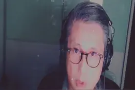 #包小柏讲述AI重现爱女引人落泪  包小柏：“女儿在AI里没有病痛，她生前不能实现的，统统需要在数字世界里以更加完美的方式呈现。”通过完善AI数据来弥补女儿生前的遗憾，似乎成了他接下来生活的使命。#头条见一面  #丧亲之痛AI是解药吗视频封面