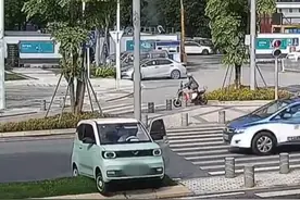 #女子开迷你小车漂移甩进绿化带 10月25日，深圳南山梦海大道与桂湾三路红绿灯处，一女子开迷你小车转弯时，操控不当，车辆漂移甩进了路边的绿化带。随后，女子报警求助，到场的铁骑和热心路人一起帮忙把车辆推离了绿化带。视频封面