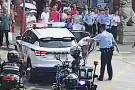 开考前25分钟门锁坏了，岳阳一考生被困家中！民警消防破门救出，特警铁骑霸气护送#媒体精选计划 #2025高考  #送考视频封面