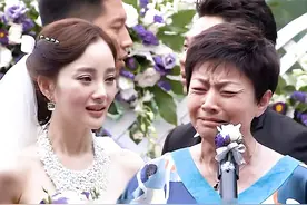 女RD婚之日后妈盛装出席，亲妈却穿着一身睡衣尴尬亮相！视频封面