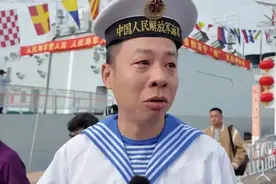 #以前真的不敢想  【#退伍老兵登上新舰艇哭红了眼  】#老兵看航母视频抱着手机哭   近日，山东青岛，北部战区海军舰艇开放活动现场，退伍老兵穿着自己曾经的水兵服登舰参观，泪水夺眶而出。“前两天看到福建舰电磁弹射画面，我抱着手机在床上哭。以前真的不敢想……祝祖国越来越强！”（（来源：北海舰队、央视新闻）