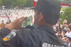 #把假期交给江西假期游客量太大，保安变身舞者花式安抚游客！在滕王阁当保安还是要有点技能才行视频封面