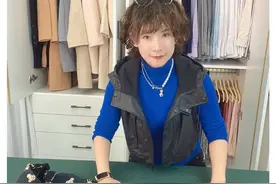 圆领卫衣和带帽卫衣的4种叠法，不但节省衣柜空间，而且出门旅行也实用！赶紧学习起来 #整理师 #收纳整理 #衣服收纳 