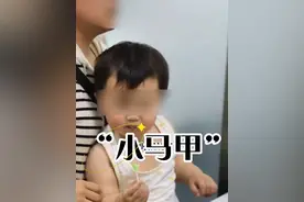 对于全身大面积黑痣且伴有多发小痣的婴幼儿宝宝，临床常规处理策略建议：待患儿满1周岁时，对较小且分散的多发性色素痣进行分批次切除；待患儿年龄增长至2周岁后，针对较大面积的先天性色素痣，可采用皮肤软组织扩张器植入术进行预扩张，待扩张皮肤充足后择期行病变组织扩大切除术及皮瓣转移修复。#抖出健康知识宝藏  #健康科普有真知 #兽皮痣宝宝 #早日康复平平安安