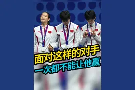 国庆节当天，中国羽毛球女团0 : 3惨败国输给韩国队，中国队选手何冰娇强忍泪水，仰天长哭，而韩国教练成池铉竟然带着队员一起模仿何冰娇悲痛的表情，其他队员在一旁哈哈大笑。面对这样的对手一次都不让他赢。#亚运会 #女子羽毛球比赛 #韩国队 #亚运v课堂 #聚v计划视频封面