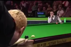 比分是 53-67 桌上只剩下 13 分 一旦你开始玩这个游戏，就会发现它真的很有趣。规则很简单，但你得看几局才能真正理解。#斯诺克 不是台球，球桌很大而且袋口更窄，并且有倒置的边缘。除非你亲自打过，否则你不会真正意识到球桌有多大，甚至最基本的击球有多难。