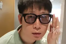 小伙展示小米AI眼镜，镜片可变换不同颜色