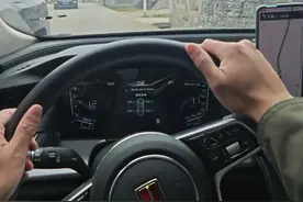 六个开车时的安全点位 新手司机开车上路，总是害怕发生刮蹭，今天给大家分享六个，开车时的安全点位，每一个都能帮你提升车感，避免刮蹭，非常实用 #驾驶技巧 #新手上路 #开车技巧 #每天一个用车知识 #抖音汽车视频封面