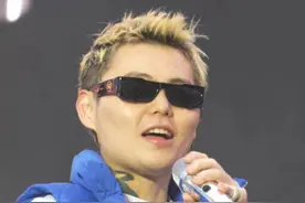 谢帝：那你们DISS吧 自己的梗自己玩! 广州音乐节，谢帝情绪价值拉满让大家diss他！
万人一起整齐diss名场面来了！
#谢帝 #诺米么lodmemo #成都迪士尼 #rapper名场面 #音乐节