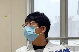 两个月宝宝喝奶从床上摔下来，颅骨骨折 #宝宝 #床上摔下来的宝宝 #颅骨骨折 #儿童脑科小米大夫 #医学科普视频封面