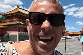 阿根廷博主中国旅行，从西安前往北京，带着家人参观故宫视频封面