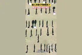 北京一大学生排队做核酸，没想到被人的影子惊艳到了，有种看漫画的既视感！#核酸检测 #被人的影子惊艳到了 