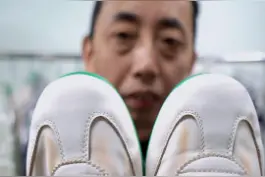 白色鞋面洗完发黄，怎么办？千万别用84清洗。教你一招，几分钟就能恢复干净#洗鞋 #小白鞋 