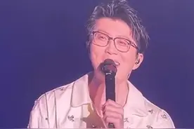 演唱会现场喷撒圆形纸质“金币”，毛不易调侃发问：吉祥吗？随后表示：还不错 因为大家知道是“金币”的意思#大象主播说 @大象新闻主持人子豪